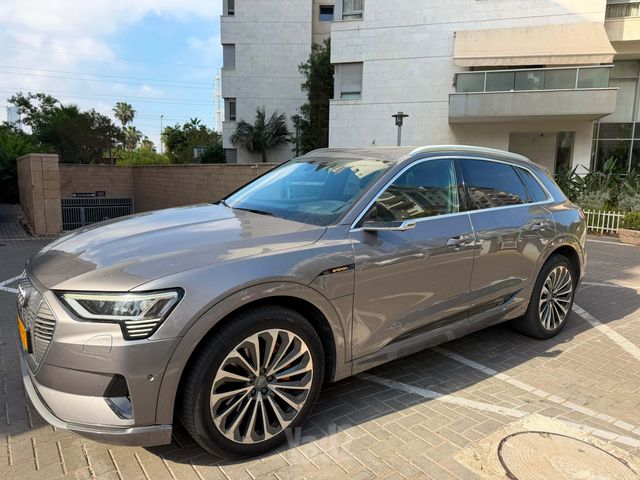 מודעת רכב אאודי E-tron