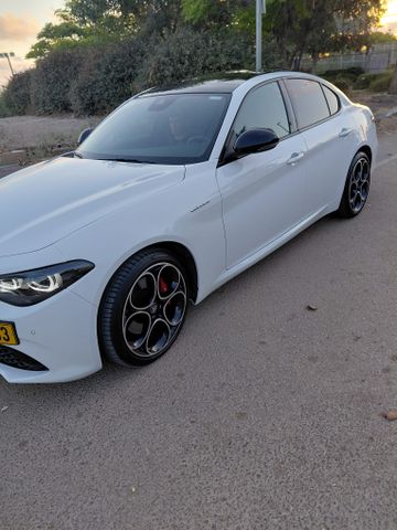 אלפא רומיאו ג'וליה