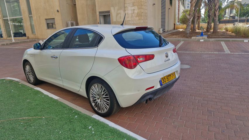 אלפא רומיאו ג'ולייטה