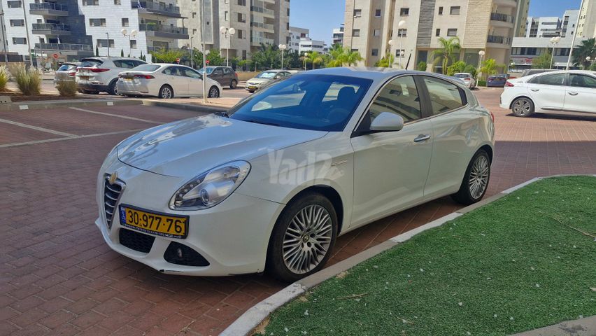 מודעת רכב אלפא רומיאו ג'ולייטה