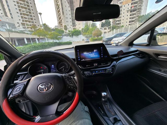 מודעת רכב טויוטה C-HR