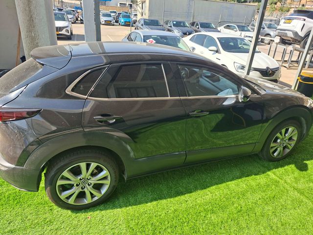 מודעת רכב מאזדה CX-30