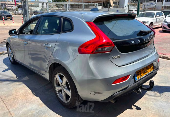וולוו V40