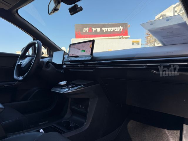 אם ג'י MG4