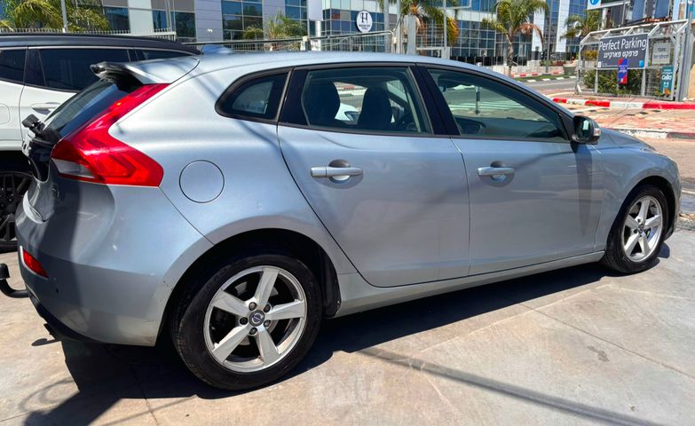 וולוו V40