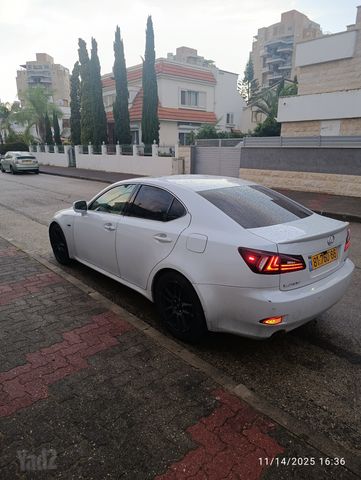לקסוס IS