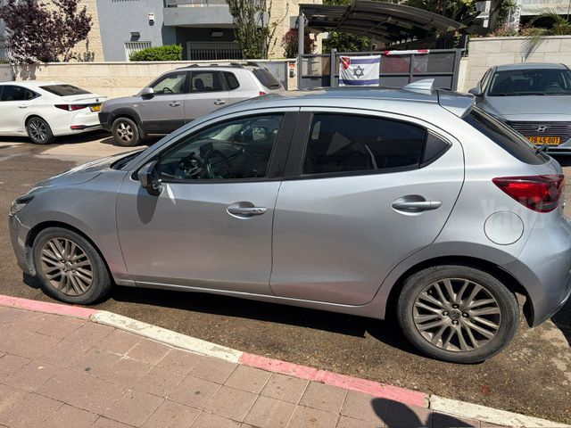 מודעת רכב מאזדה 2