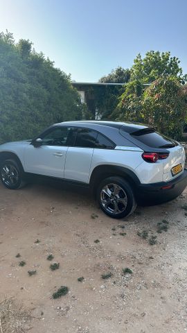 מודעת רכב מאזדה MX-30