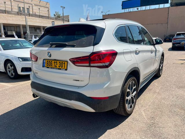 ב מ וו X1