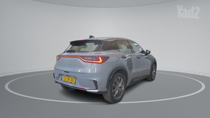 לקסוס  LBX