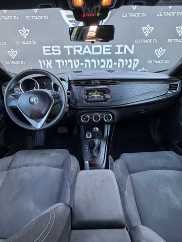 אלפא רומיאו ג'ולייטה