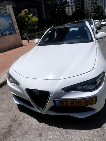 מודעת רכב אלפא רומיאו ג'וליה