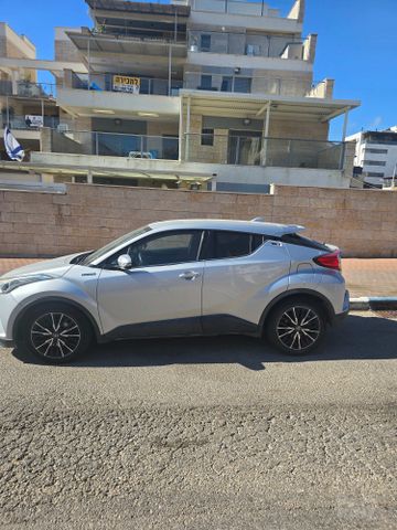 מודעת רכב טויוטה C-HR