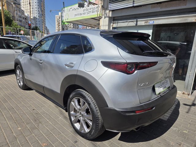 מודעת רכב מאזדה CX-30