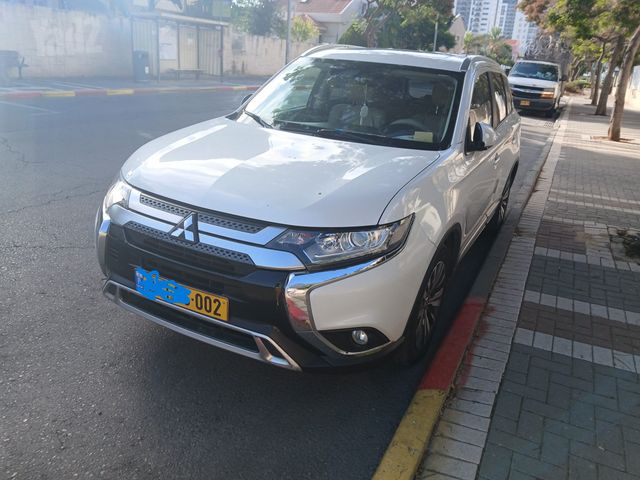 מיצובישי אאוטלנדר