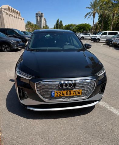 מודעת רכב אאודי Q4 e-tron