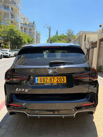 ב מ וו iX3