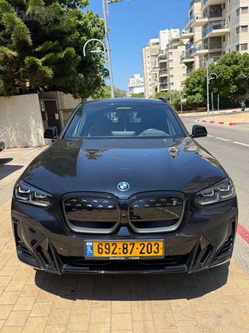 ב מ וו iX3