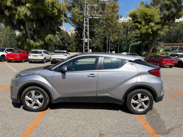 מודעת רכב טויוטה C-HR