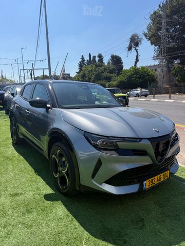 מודעת רכב אלפא רומיאו ג'וניור