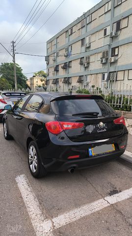 מודעת רכב אלפא רומיאו ג'ולייטה