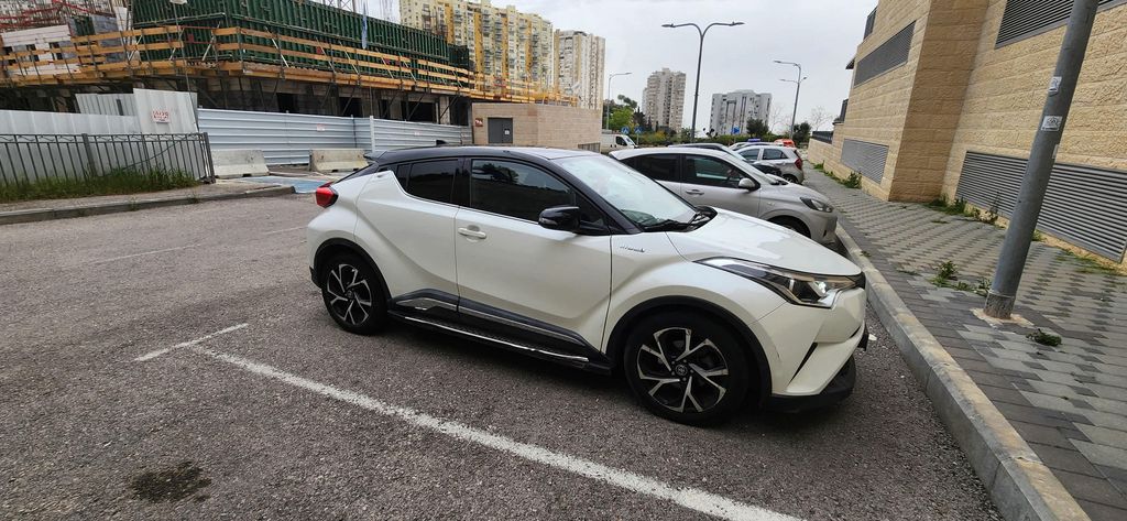 מודעת רכב טויוטה C-HR
