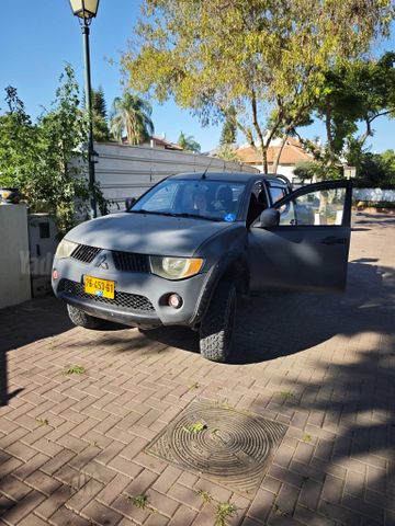 מיצובישי טרייטון / L200