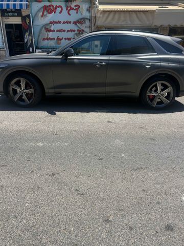 מודעת רכב ג'נסיס GV70