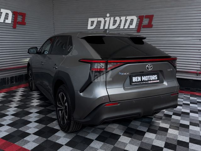 טויוטה bZ4X