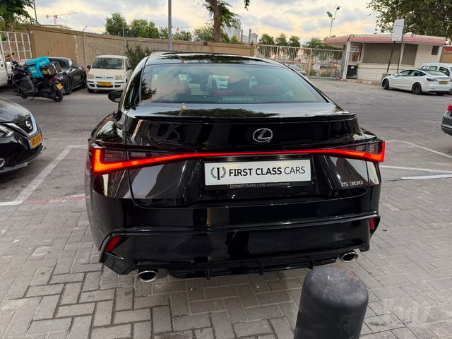לקסוס IS