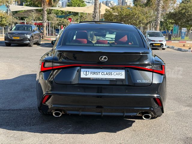 לקסוס IS