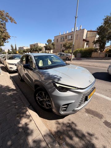 לקסוס LBX