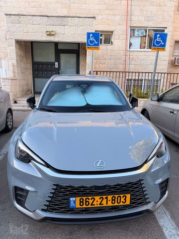 לקסוס LBX