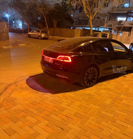 מודעת רכב טסלה מודל 3
