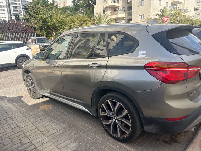 ב מ וו X1