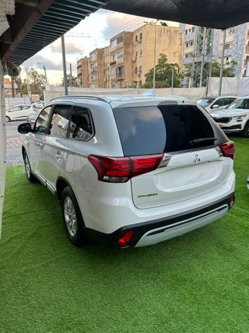 מיצובישי אאוטלנדר