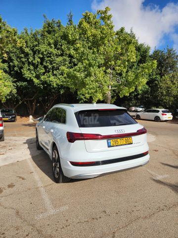 מודעת רכב אאודי E-tron