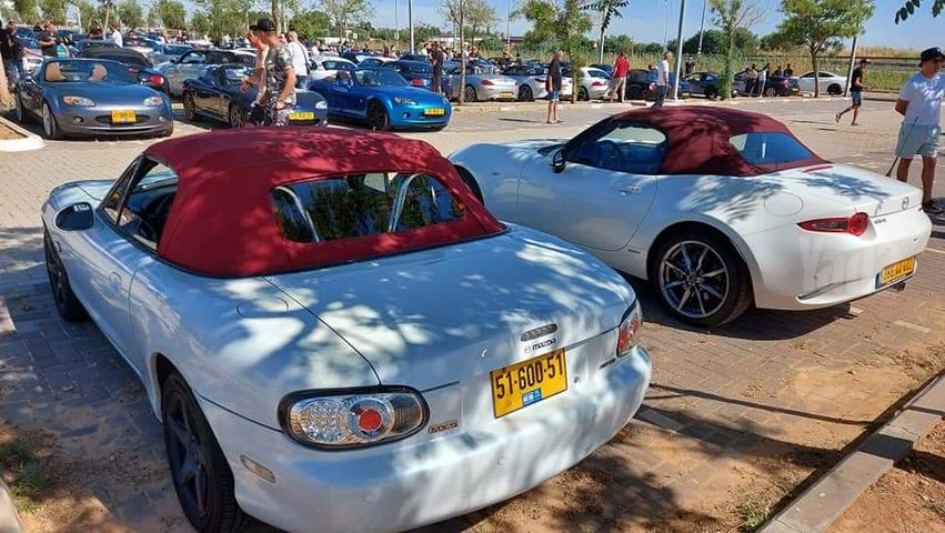 מודעת רכב מאזדה MX-5
