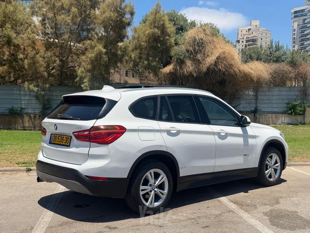 ב מ וו X1