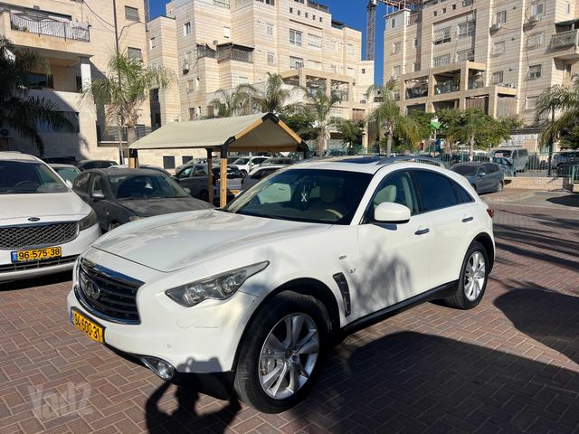 אינפיניטי QX70