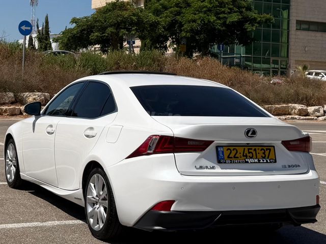 לקסוס IS