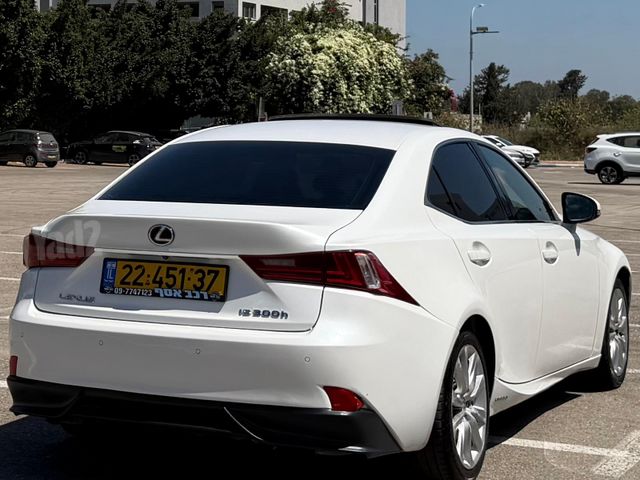 לקסוס IS