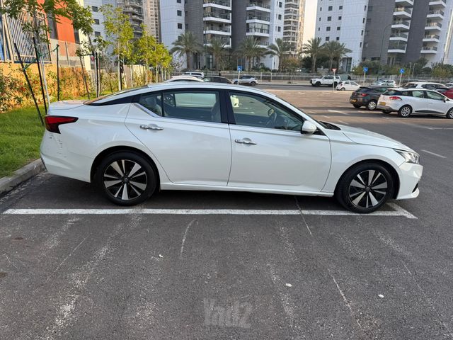 ניסאן אלטימה