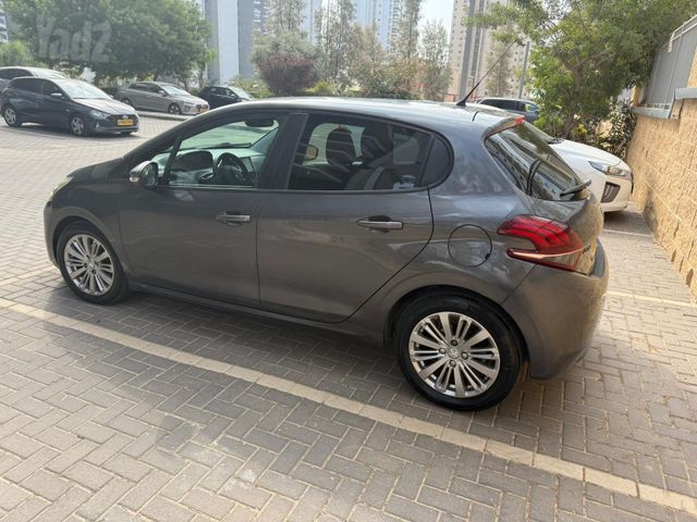 פיג'ו 208