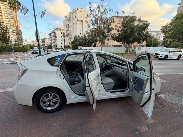 טויוטה פריוס