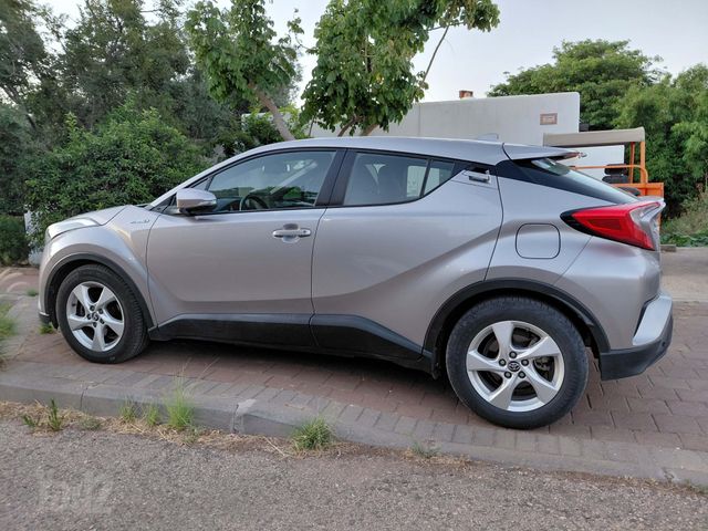 מודעת רכב טויוטה C-HR