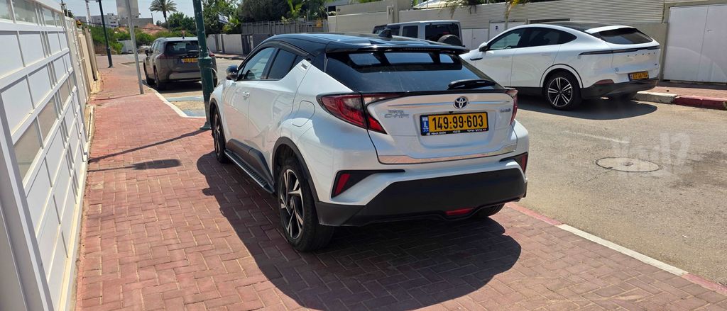 מודעת רכב טויוטה C-HR