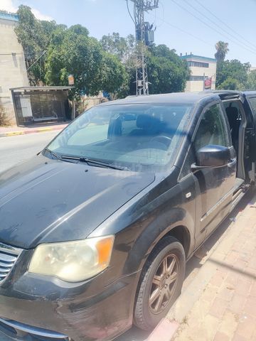 מודעת רכב קרייזלר גראנד וויאג'ר