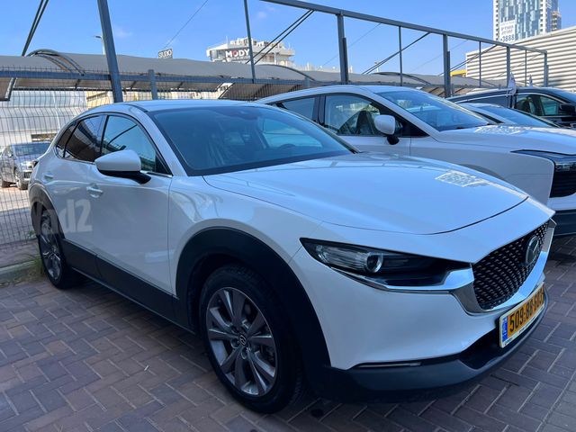 מודעת רכב מאזדה CX-30