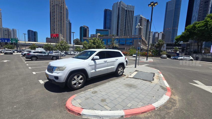 מודעת רכב ג'יפ גרנד צ'ירוקי
